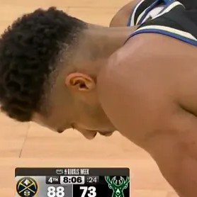 开云APP-暂停期间字母哥低头久久伫立在球场，随后缓缓走向替补席