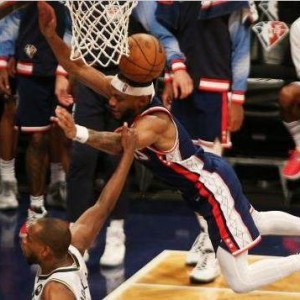 开云注册网址-米德尔顿恶犯引发争议 篮网与雄鹿恩怨再度升级